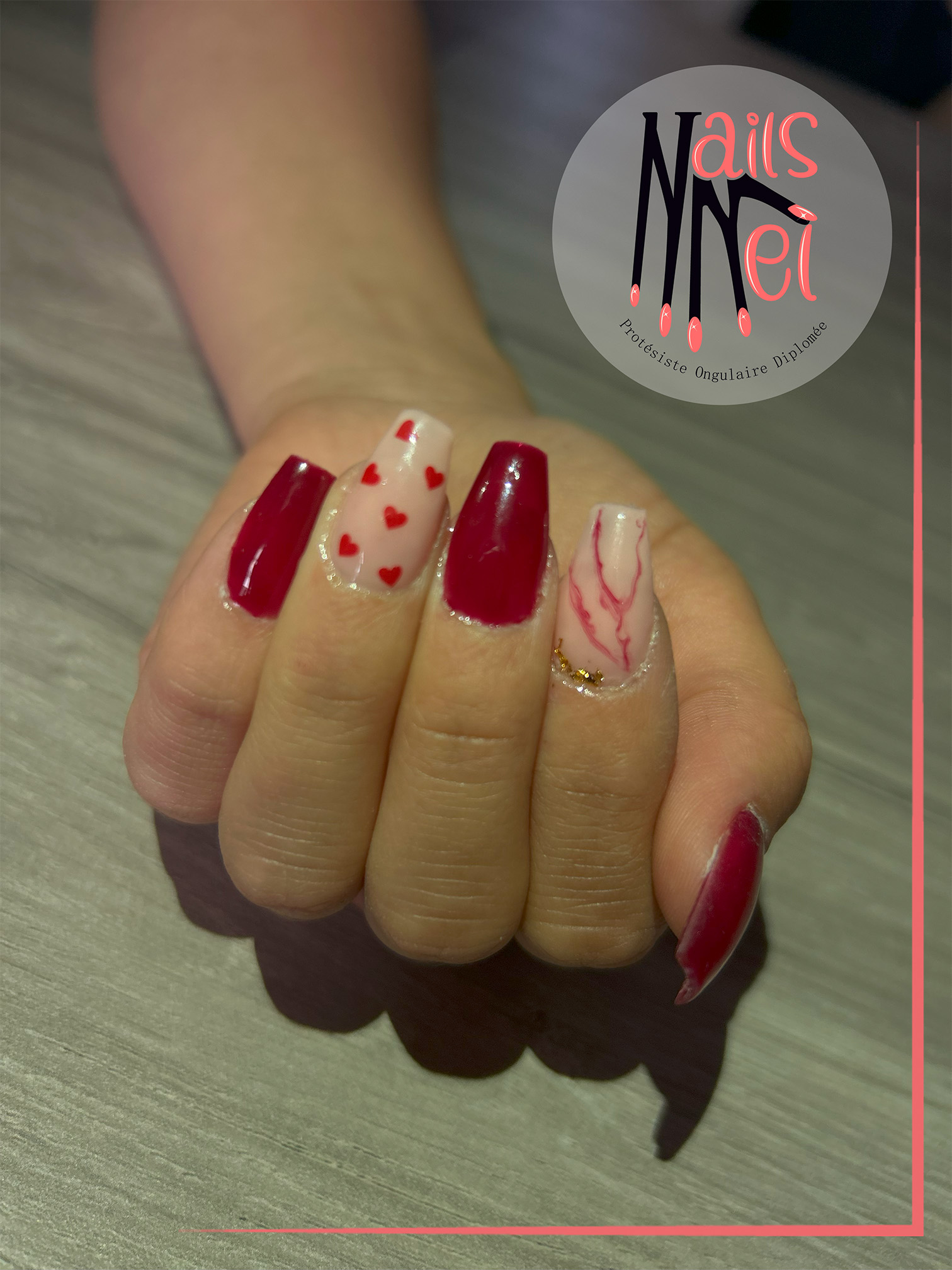 pose américaine réalisée à Hénin-Beaumont par Mélanie, prothésiste ongulaire, rouge et rose avec coeur et dorure