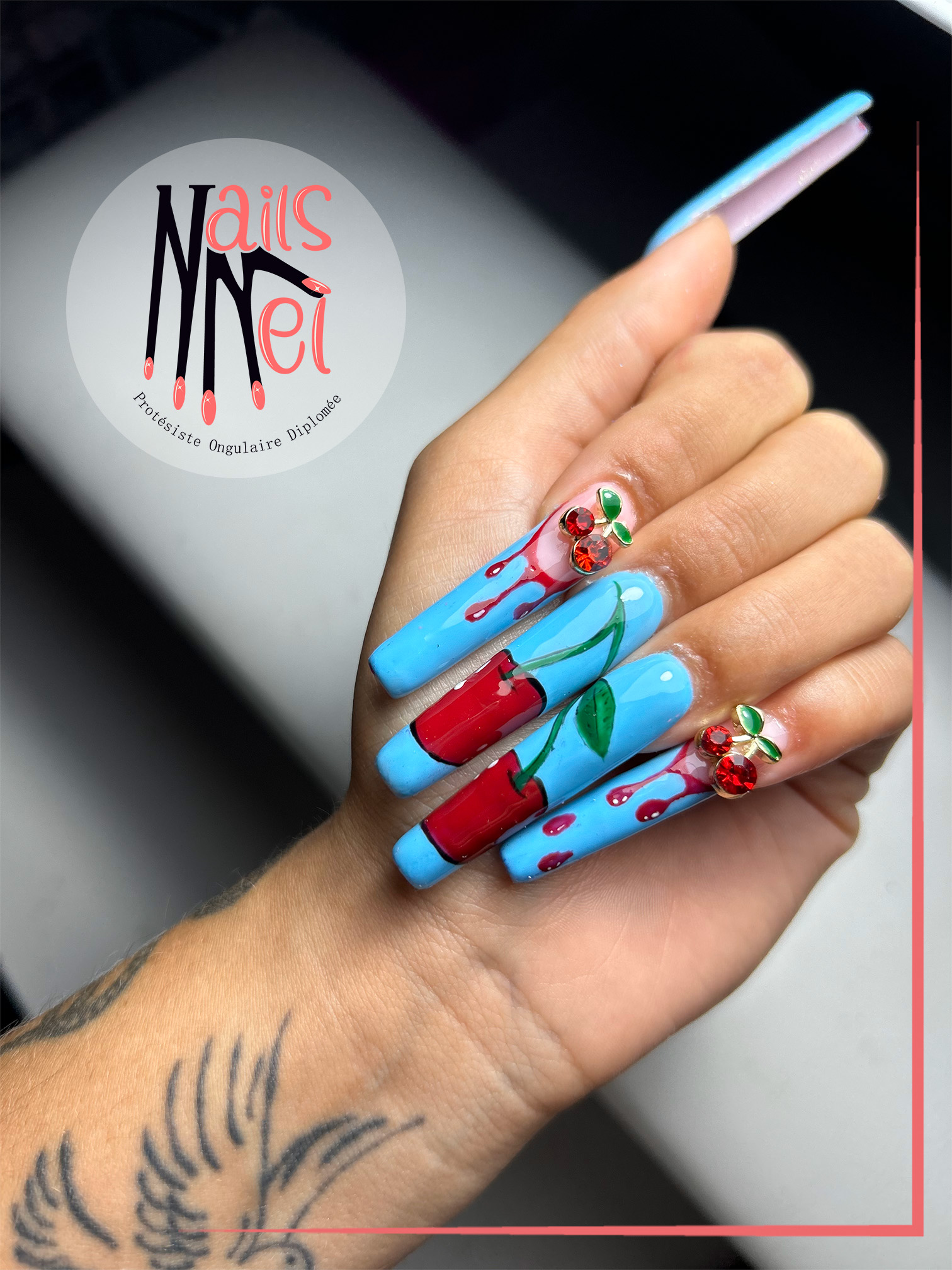 pose américaine réalisée à Hénin-Beaumont par Mélanie, prothésiste ongulaire, bleu très long avec de jolies cerises rouges 