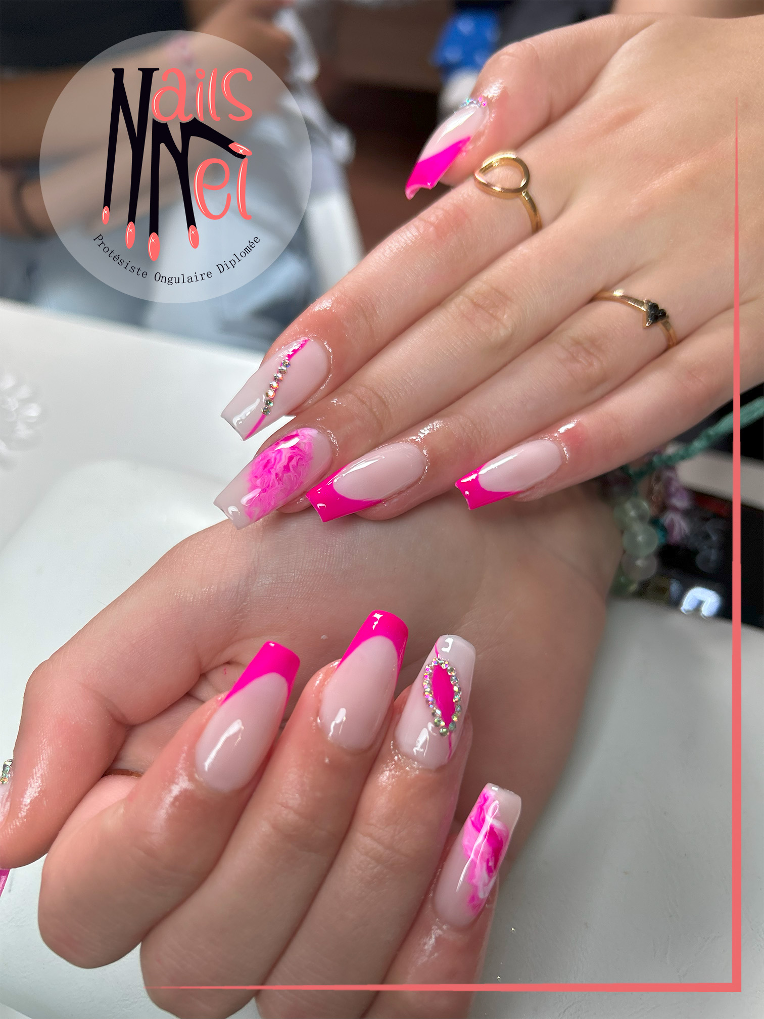 pose américaine réalisée à Hénin-Beaumont par Mélanie, prothésiste ongulaire, rose pale et rose vif differents motifs