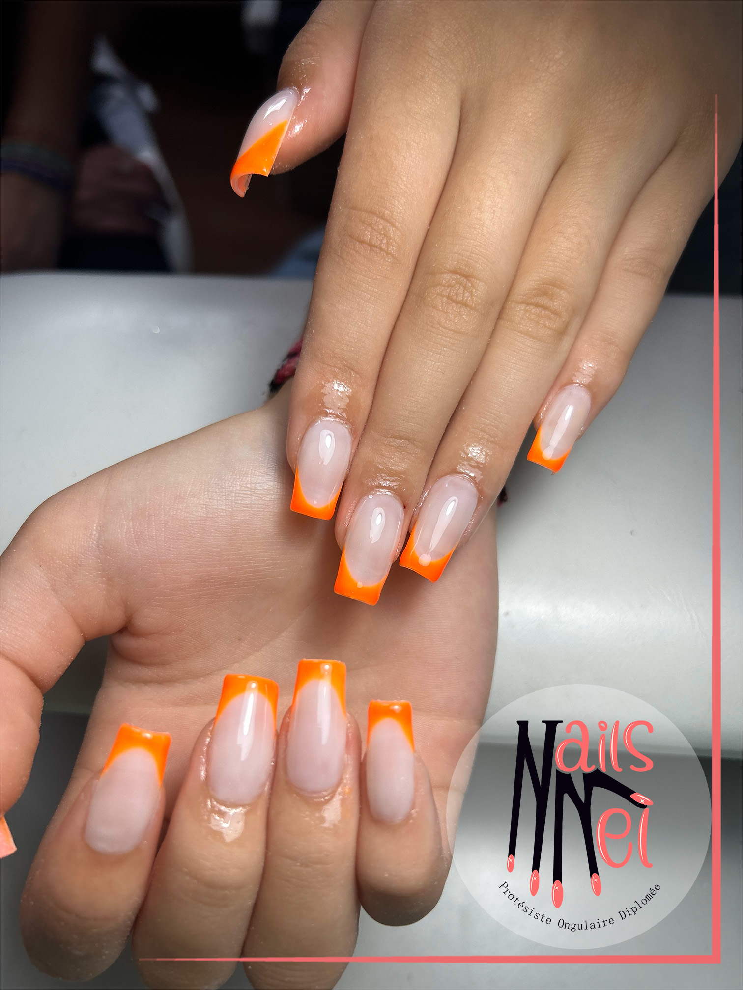 pose américaine réalisée à Hénin-Beaumont par Mélanie, prothésiste ongulaire, orange et peau