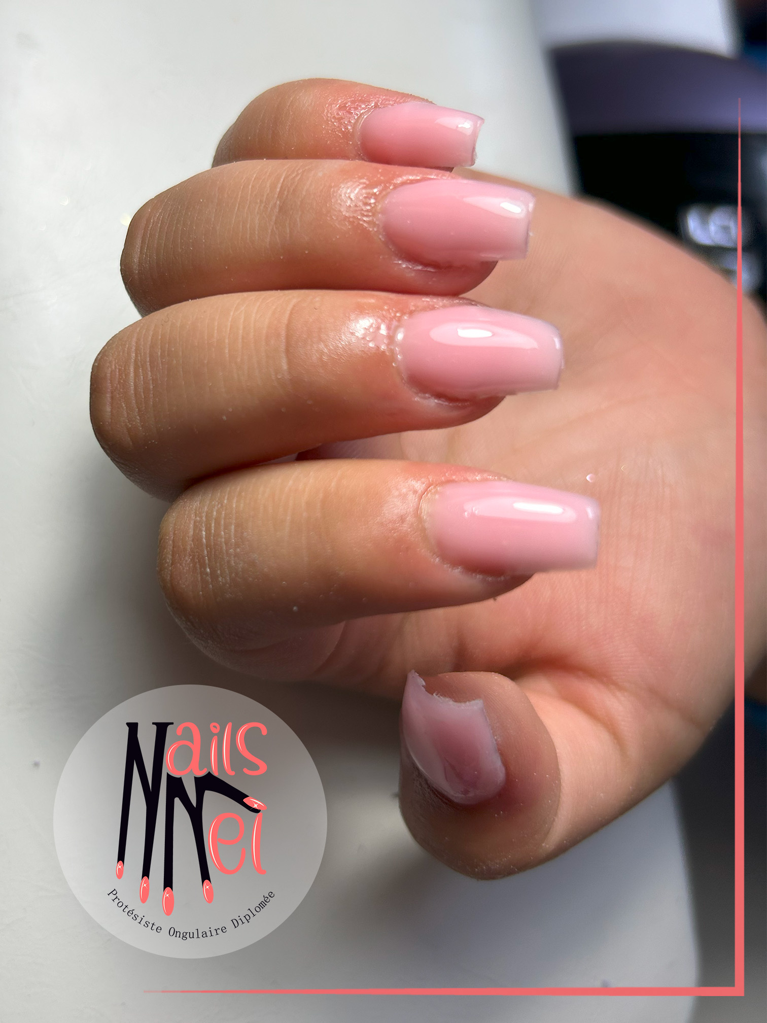 pose américaine réalisée à Hénin-Beaumont par Mélanie, prothésiste ongulaire, rose pale