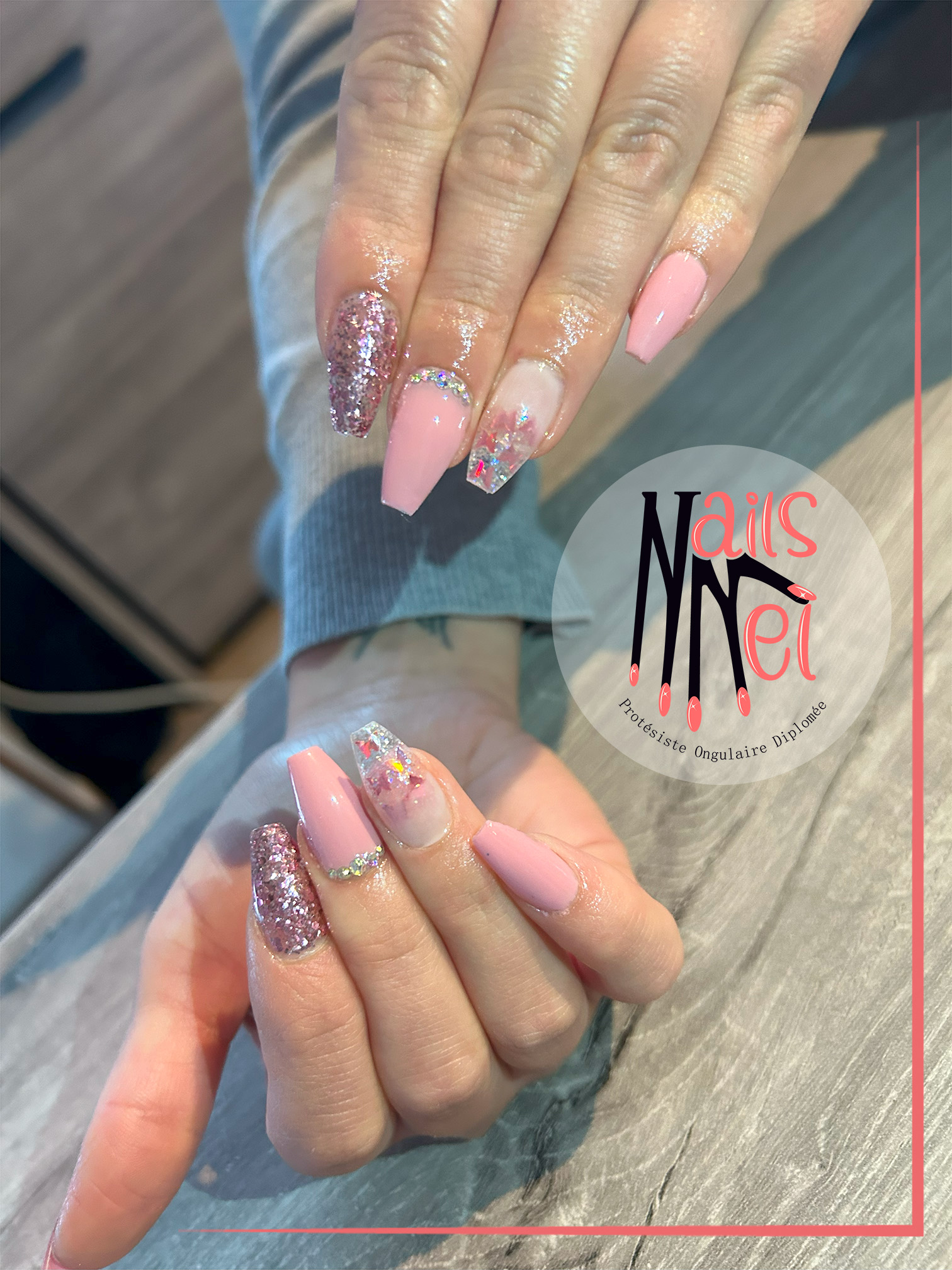 pose américaine réalisée à Hénin-Beaumont par Mélanie, prothésiste ongulaire, rose pale avec paillettes et papillons