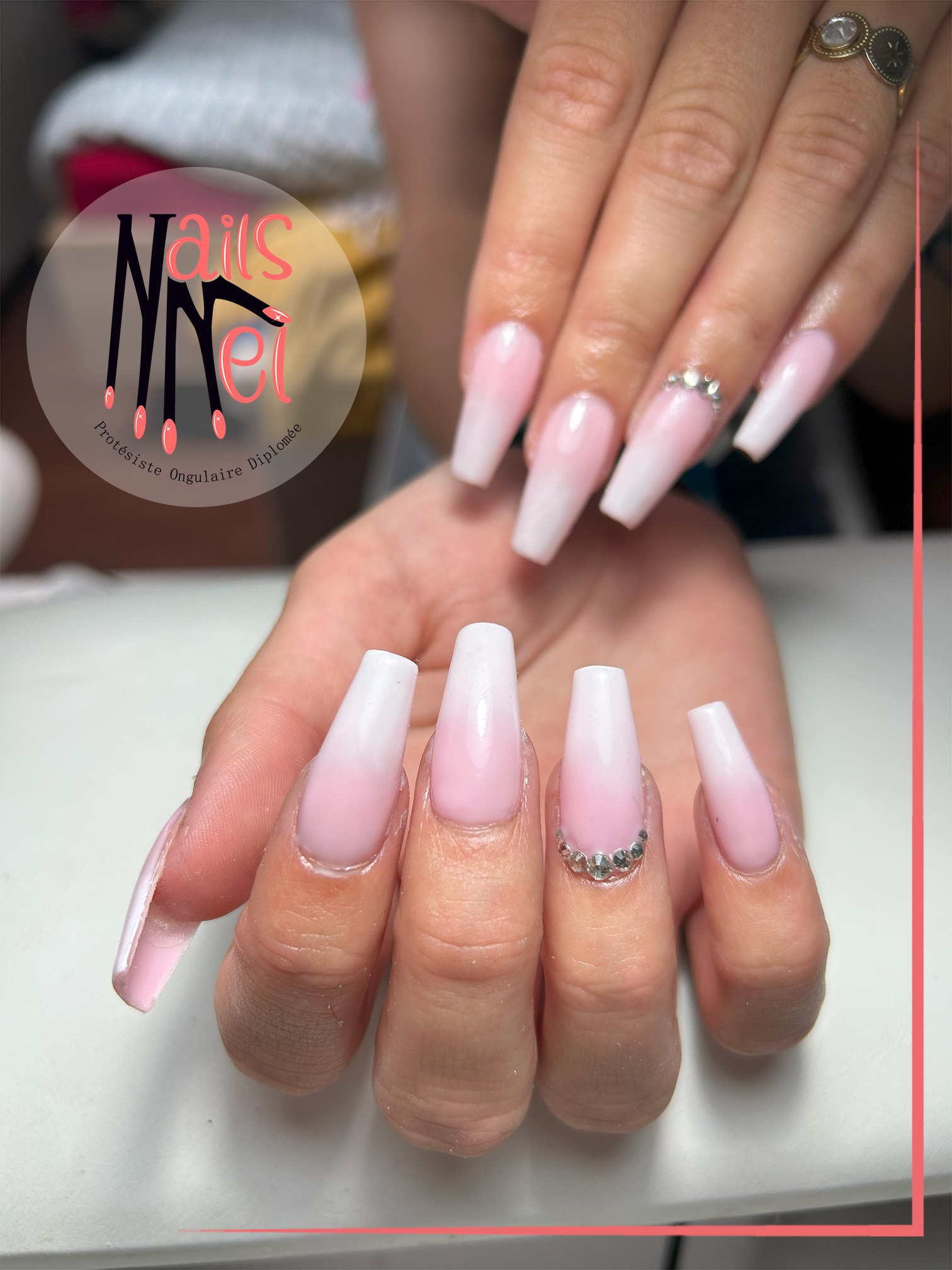 pose américaine réalisée à Hénin-Beaumont par Mélanie, prothésiste ongulaire, rose pale et blanc avec brillants