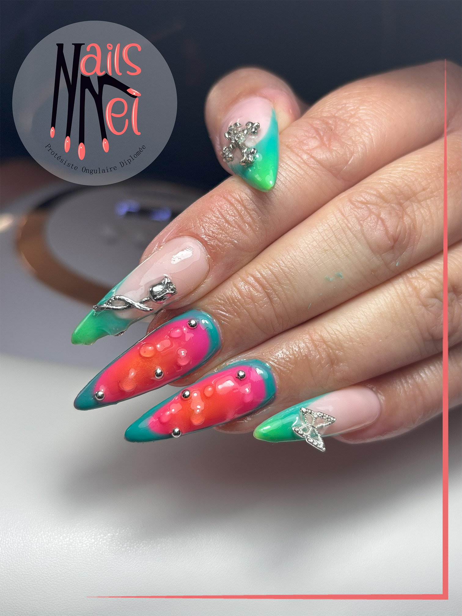 pose américaine réalisée à Hénin-Beaumont par Mélanie, prothésiste ongulaire, vert et rose-orangé, gouttes d'eau en relief 3d et accessoires argenté