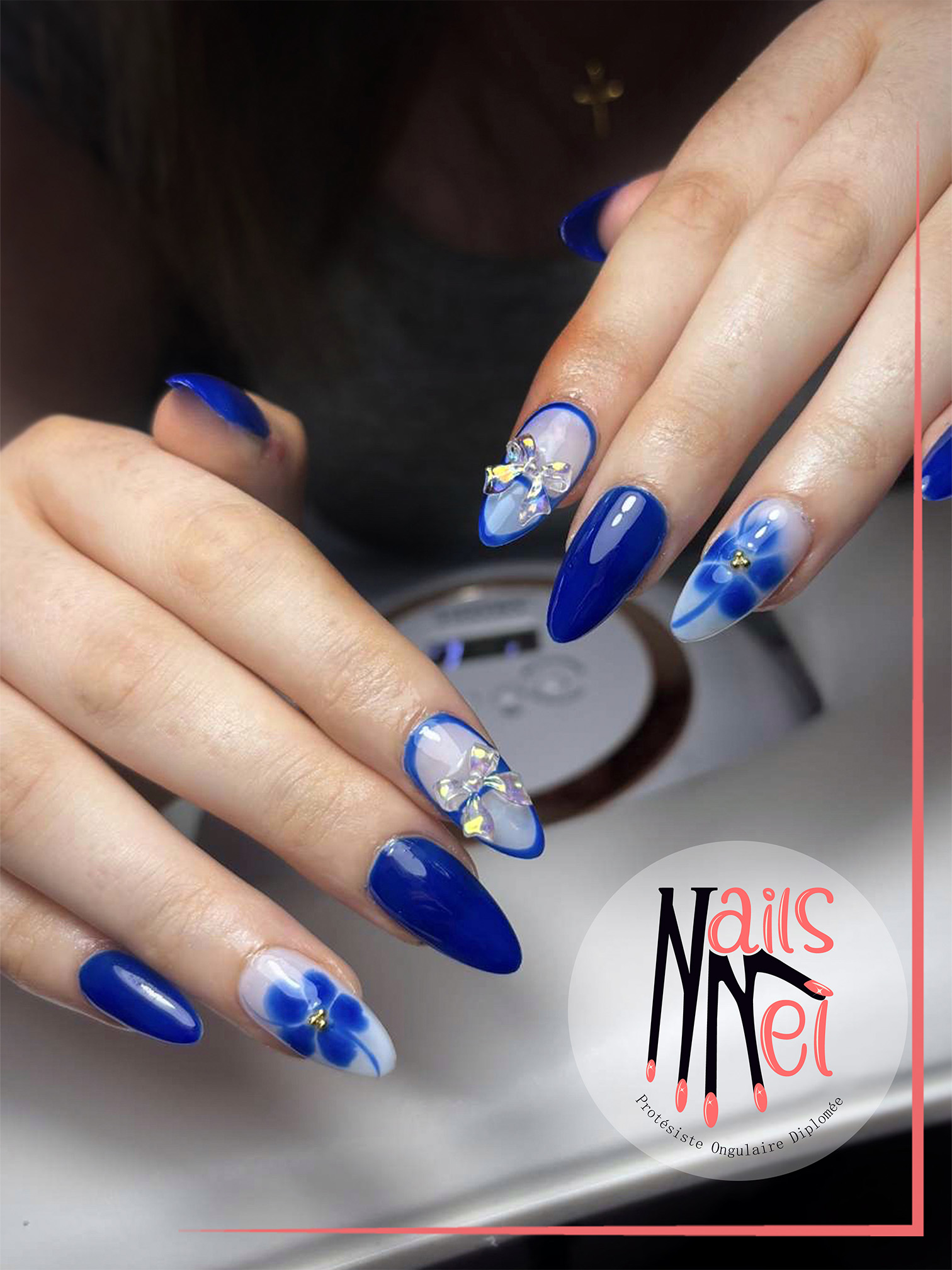 pose américaine réalisée à Hénin-Beaumont par Mélanie, prothésiste ongulaire, bleu et blanc avec accessoires dorés