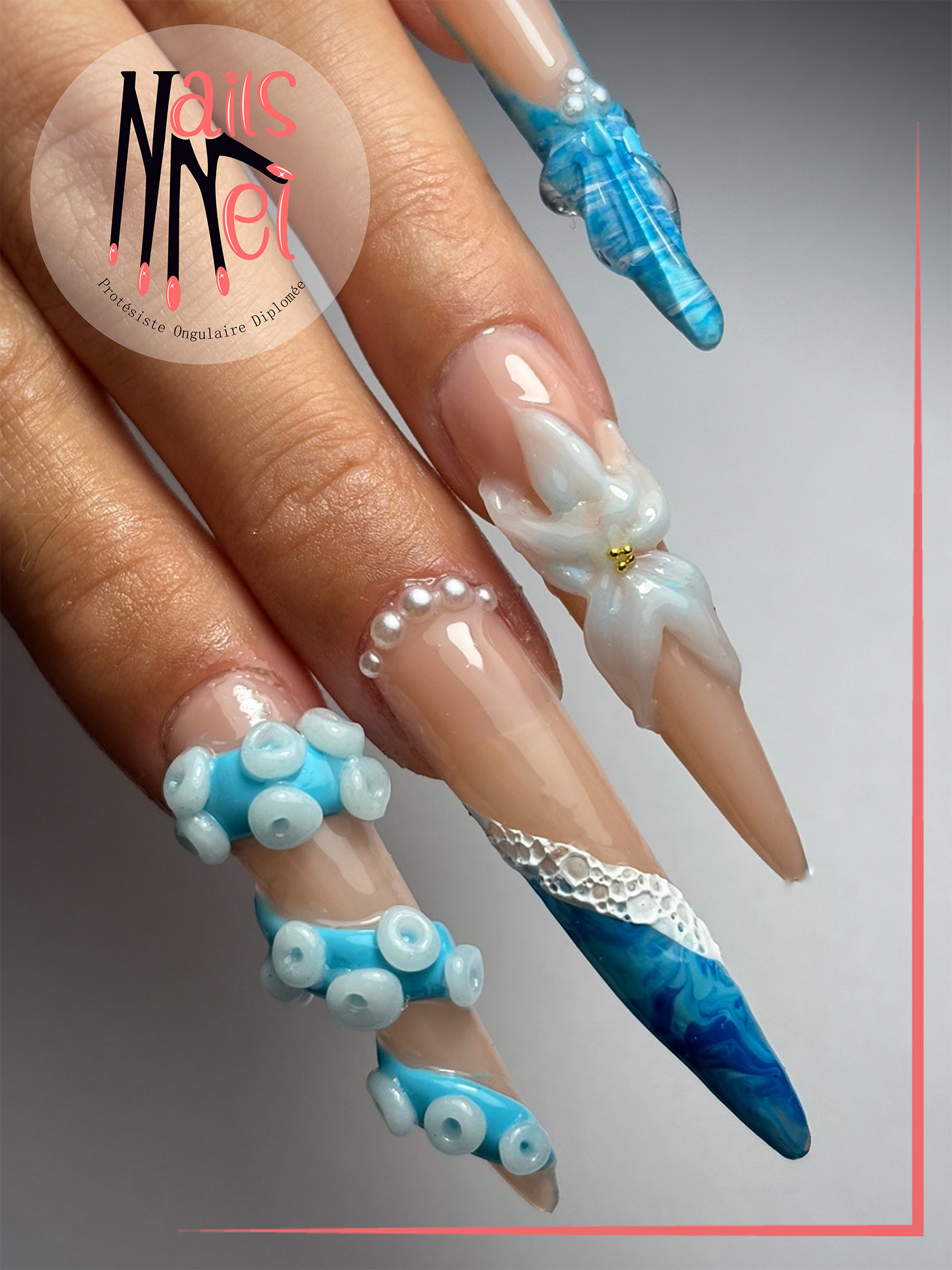 pose américaine réalisée à Hénin-Beaumont par Mélanie, prothésiste ongulaire, bleu et blanc avec relief 3d 