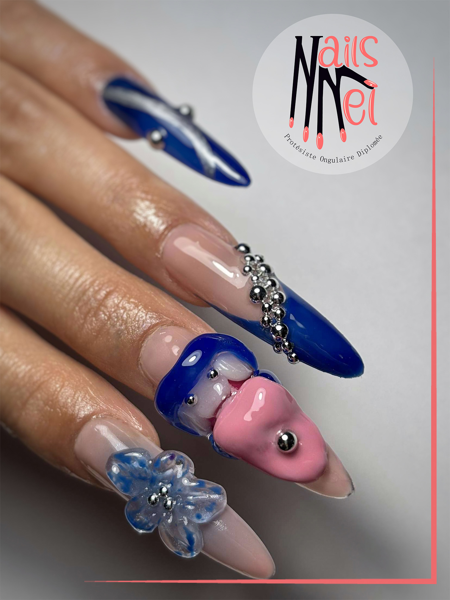 pose américaine réalisée à Hénin-Beaumont par Mélanie, prothésiste ongulaire, rose pale et bleu perles argentées motifs relief 3d langue et fleurs