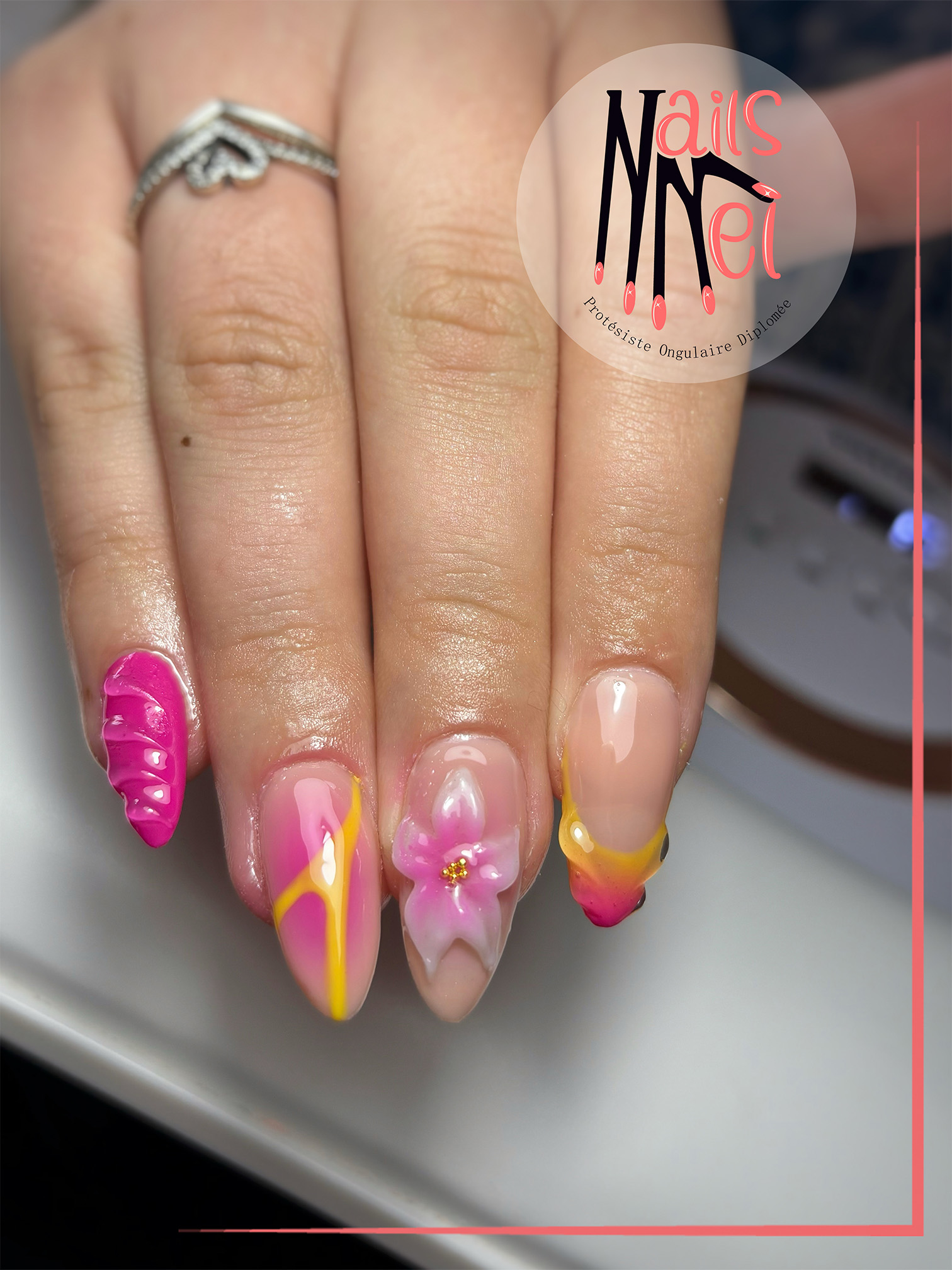 pose américaine réalisée à Hénin-Beaumont par Mélanie, prothésiste ongulaire, rose avec motif de fleurs en relief 3d