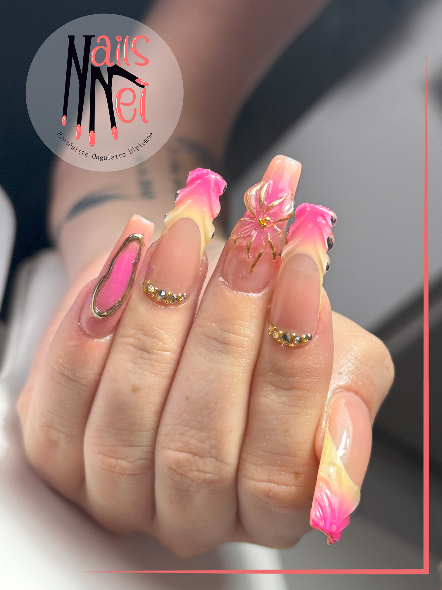 pose américaine réalisée à Hénin-Beaumont par Mélanie, prothésiste ongulaire, rose pale avec accéssoires dorés et relief 3d