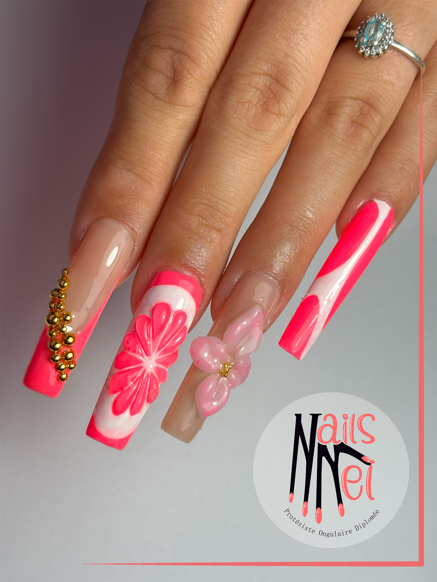 pose américaine réalisée à Hénin-Beaumont par Mélanie, prothésiste ongulaire, rose avec accéssoires dorés et fleurs en relief 3d