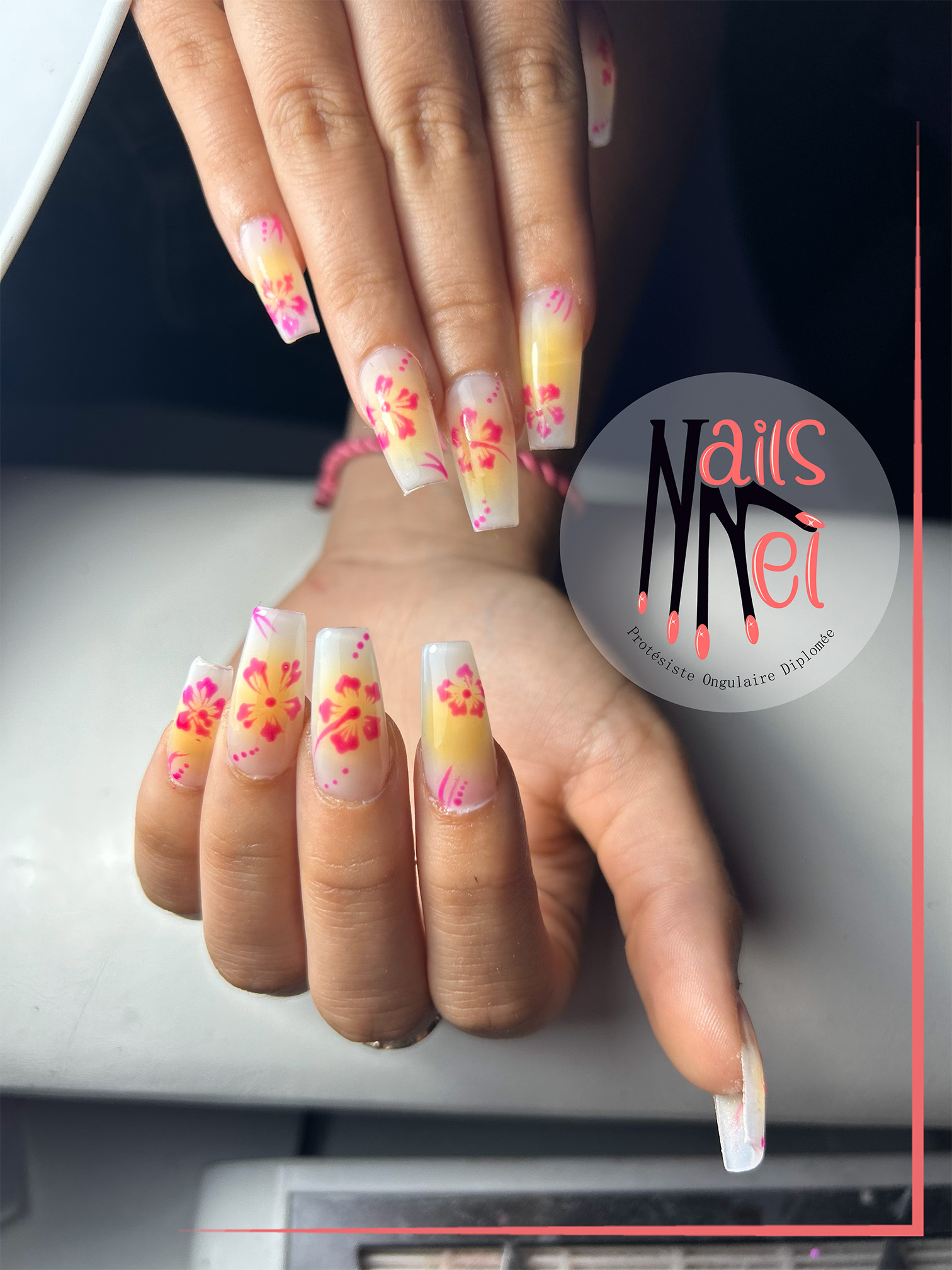 pose américaine réalisée à Hénin-Beaumont par Mélanie, prothésiste ongulaire, clair avec des petites fleurs