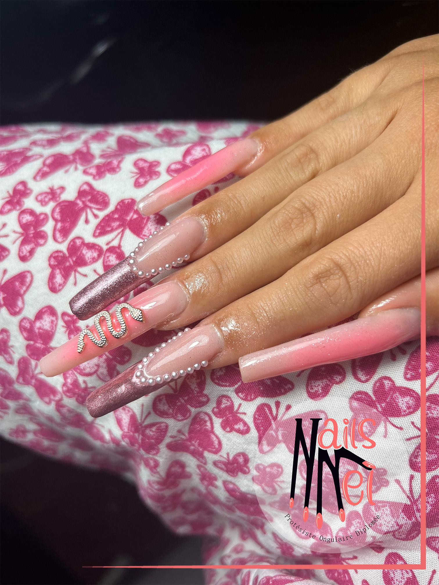 pose capsules gel réalisée à Hénin-Beaumont par Mélanie, prothésiste ongulaire, très long rose