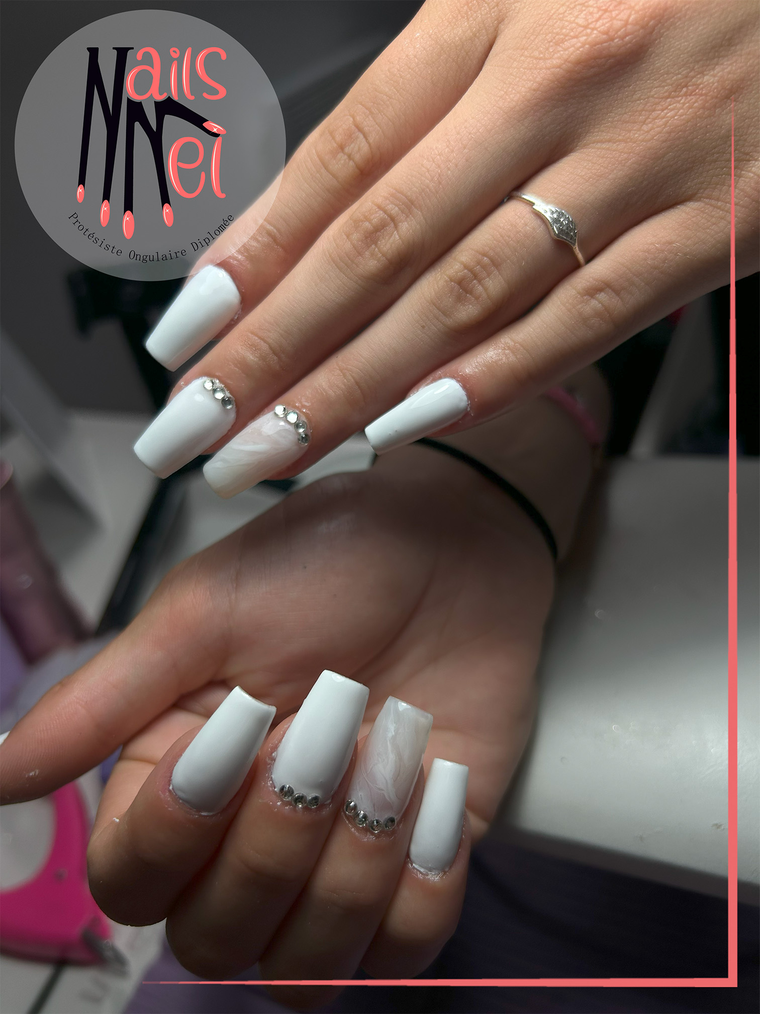 pose américaine réalisée à Hénin-Beaumont par Mélanie, prothésiste ongulaire, blanc avec petits brillants